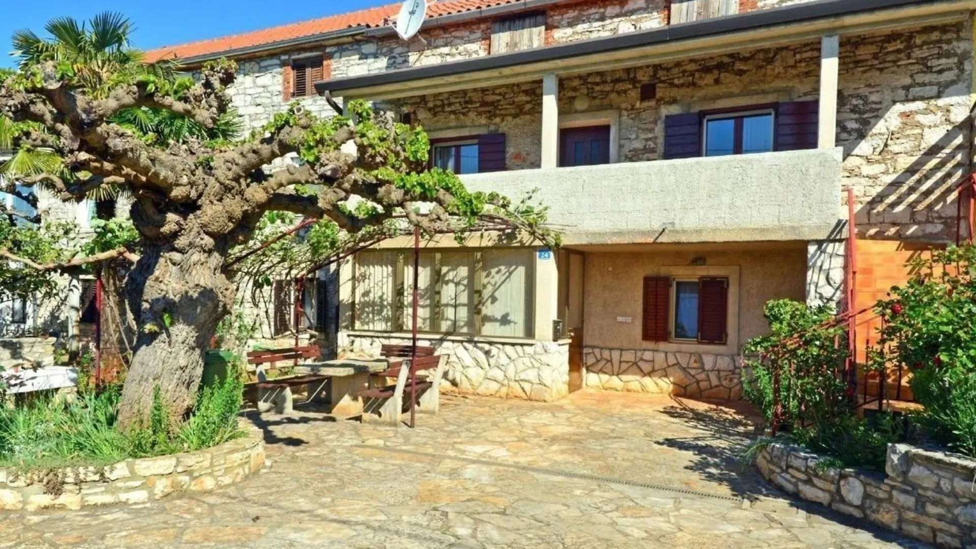 Contatos de Grosse Wohnung In Babici Mit Garten Und Terrasse